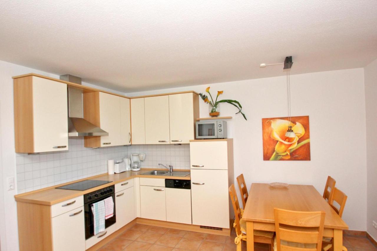 Hafennahe Ferienwohnung Mit Balkon Und Meerblick - Hafenhaeuser Wiek Fewo Wohnung 03 Wiek auf Rügen Exterior foto