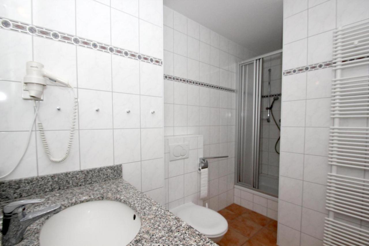 Hafennahe Ferienwohnung Mit Balkon Und Meerblick - Hafenhaeuser Wiek Fewo Wohnung 03 Wiek auf Rügen Exterior foto